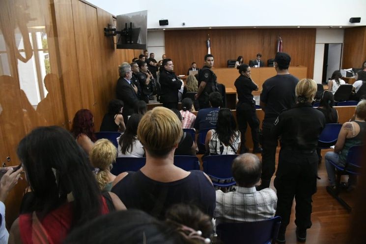Simuló ser un policía y violó a 18 mujeres