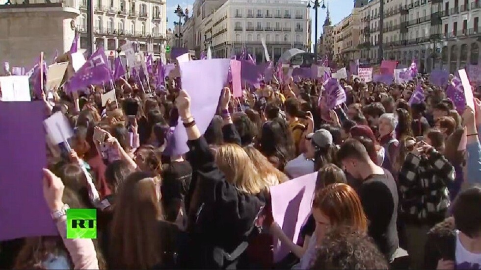 VIDEO: Una gran huelga feminista tiñe de violeta las calles de Madrid