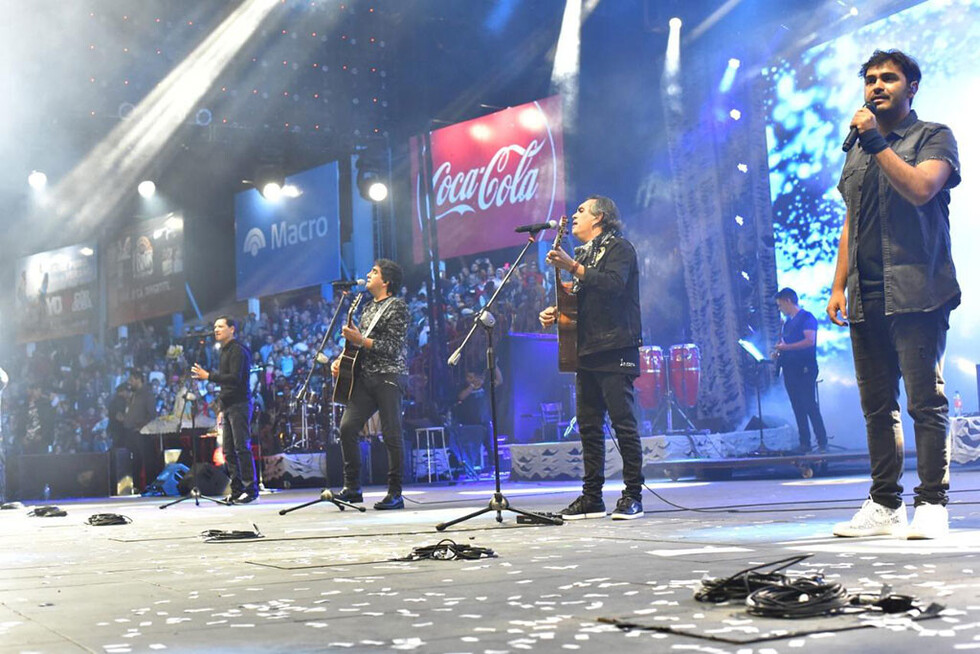 Los Nocheros  le cantan a Tarija