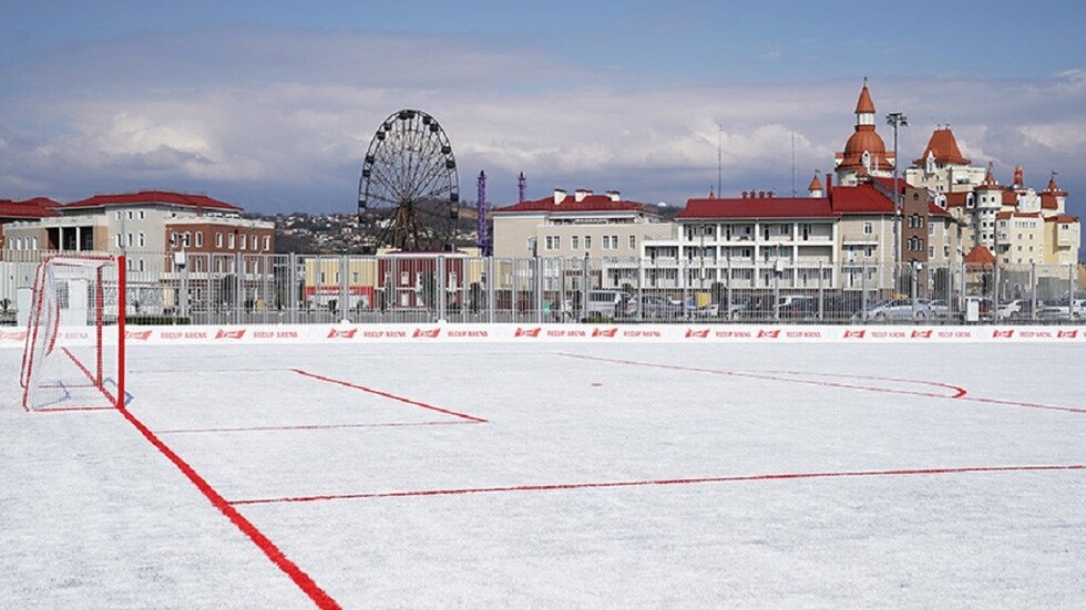 No es nieve: Inauguran en Rusia un campo de fútbol hecho a partir de 50.000 vasos de plástico recicladas (FOTOS)