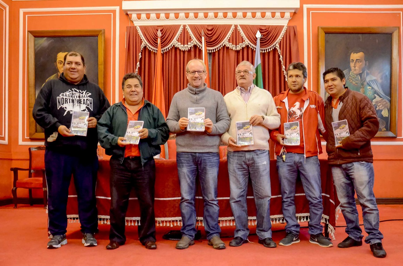 Gobernador Oliva y Aadeta presentan la competencia nacional de automovilismo