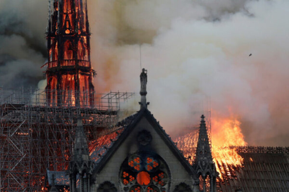 Bomberos de París dan por "controlado" el incendio en la Catedral de Notre Dame