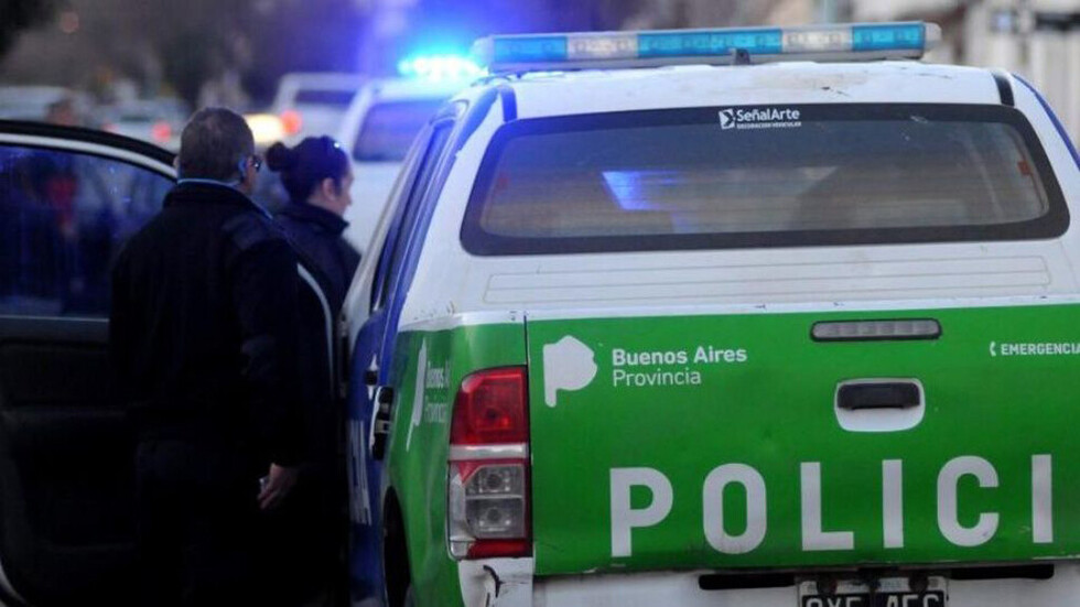 Una policía  persiguió y  detuvo a 2  motochorros