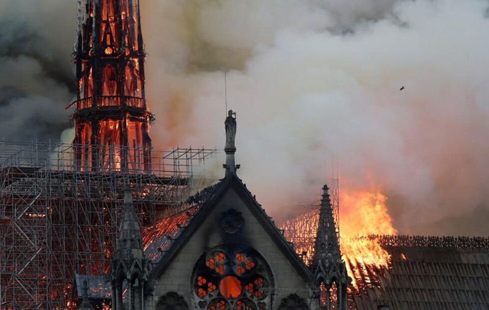 Un incendio destruye la catedral de Notre Dame en Paris