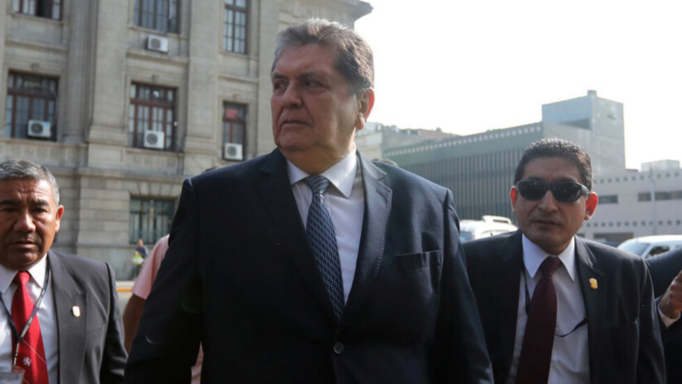 Fallece el expresidente peruano Alan García tras dispararse cuando iba a ser detenido por la Policía