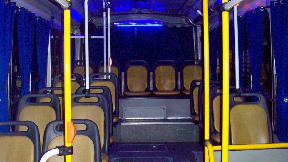 Chofer acosó a menor arriba de un microbus