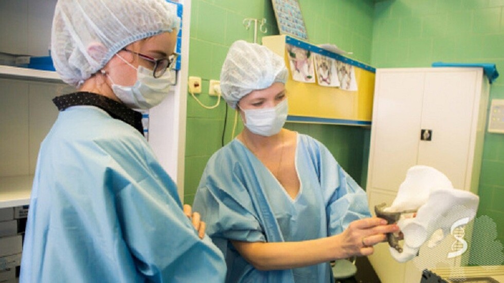 Médicos rusos insertan un 'esqueleto artificial' para que una paciente vuelva a andar