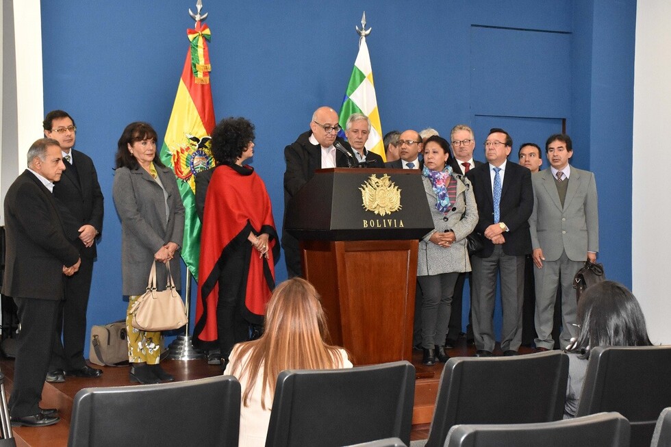 Gobierno y medios pactan suprimir promoción gratuita y postergan el apagón analógico