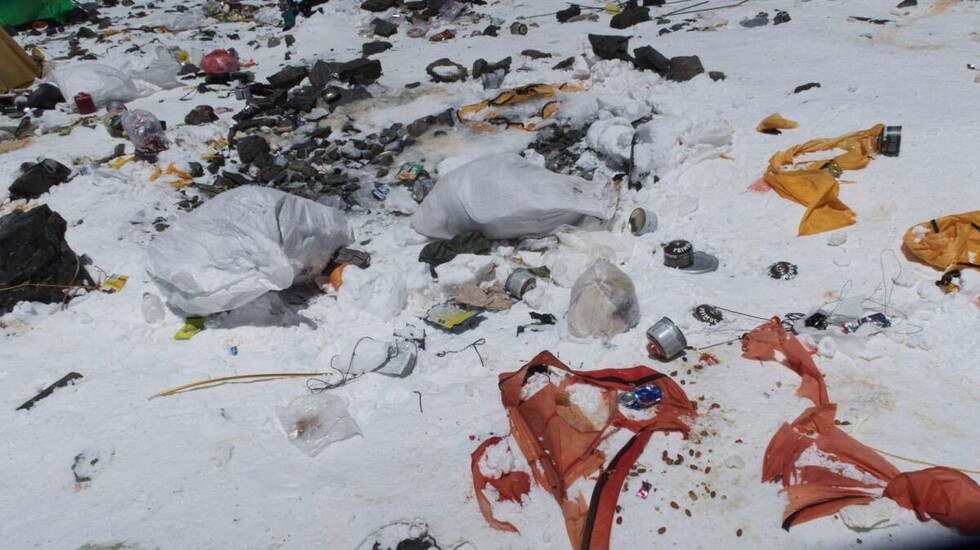 Recolectan tres toneladas de basura en el Everest