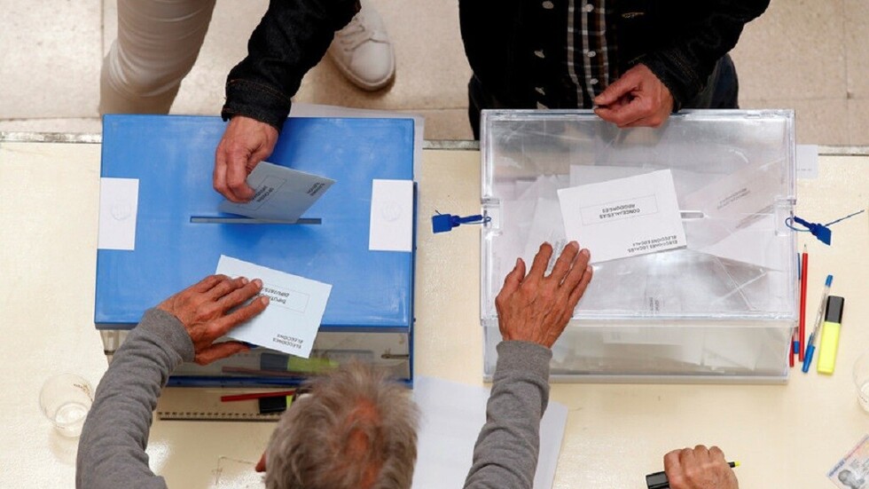 Los primeros datos de las elecciones municipales en España tiñen el mapa de rojo socialista