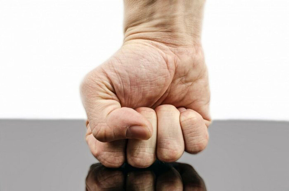 Acusan a madre y hermana de un jefe policial por lesiones