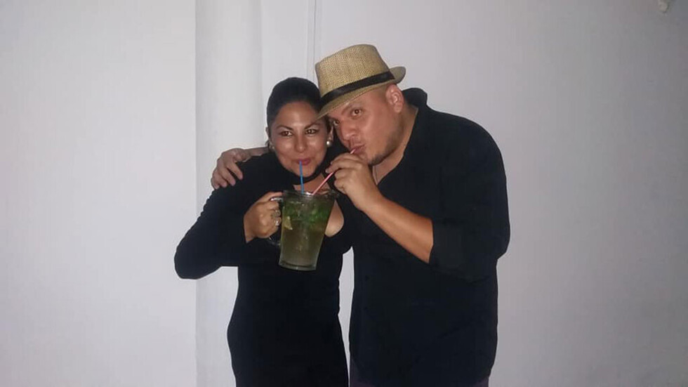 A bailar salsa    con los amigos
