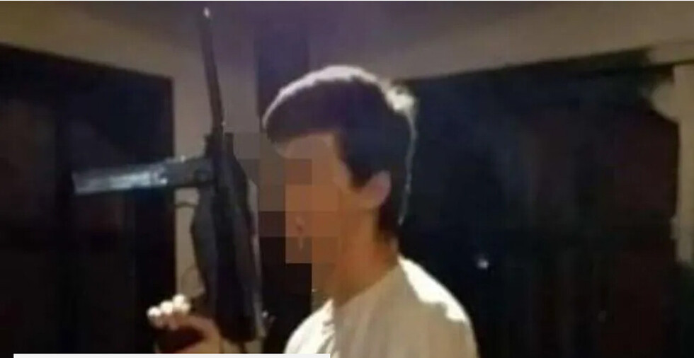 Amenazó con arma a compañeros de escuela