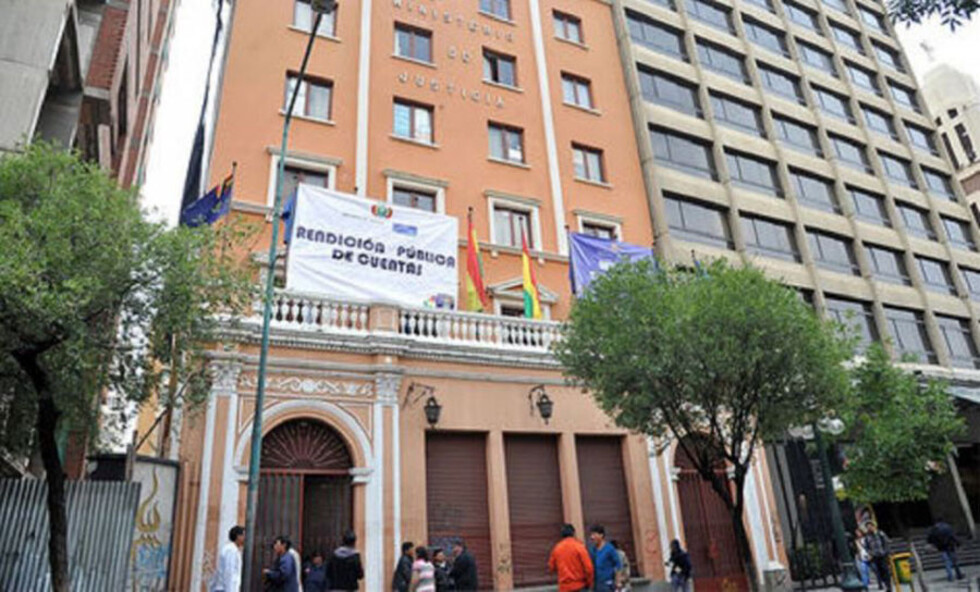 Públicamente, funcionarias sacaron sus ‘trapitos al sol’