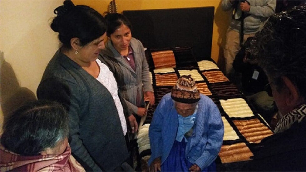Gobierno entrega una vivienda a la mujer más longeva de Bolivia