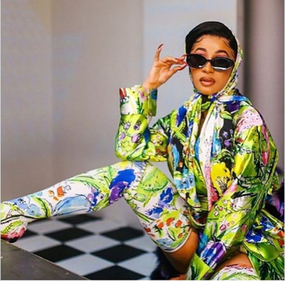 Cardi B aventó  su peluca en  un concierto