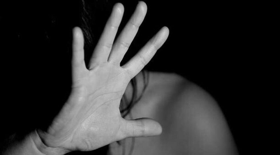 Violaron a joven azafata en una terminal