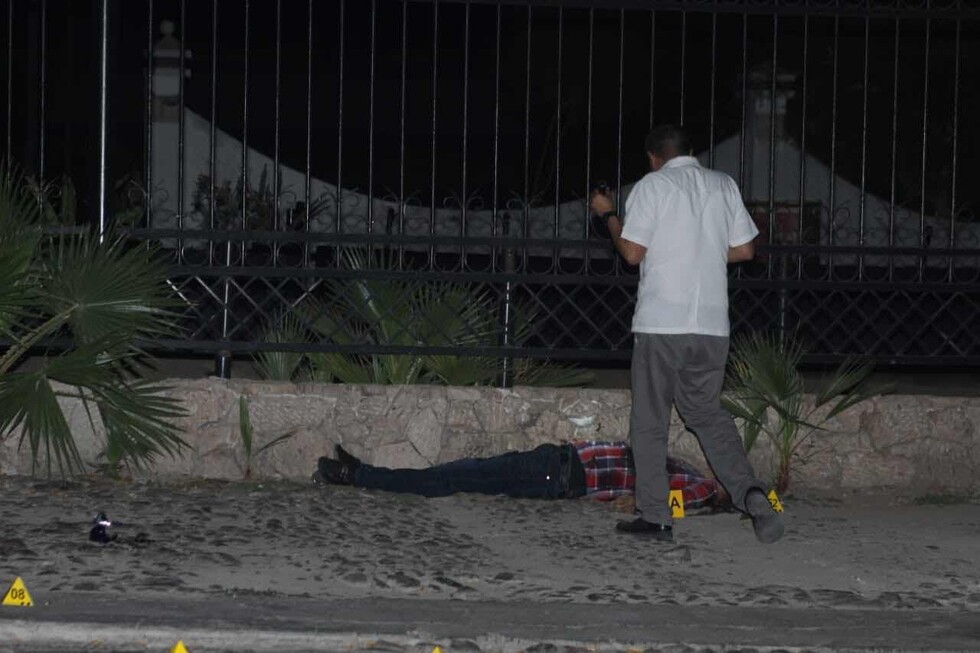 Asesinan a joven en la puerta de un hotel
