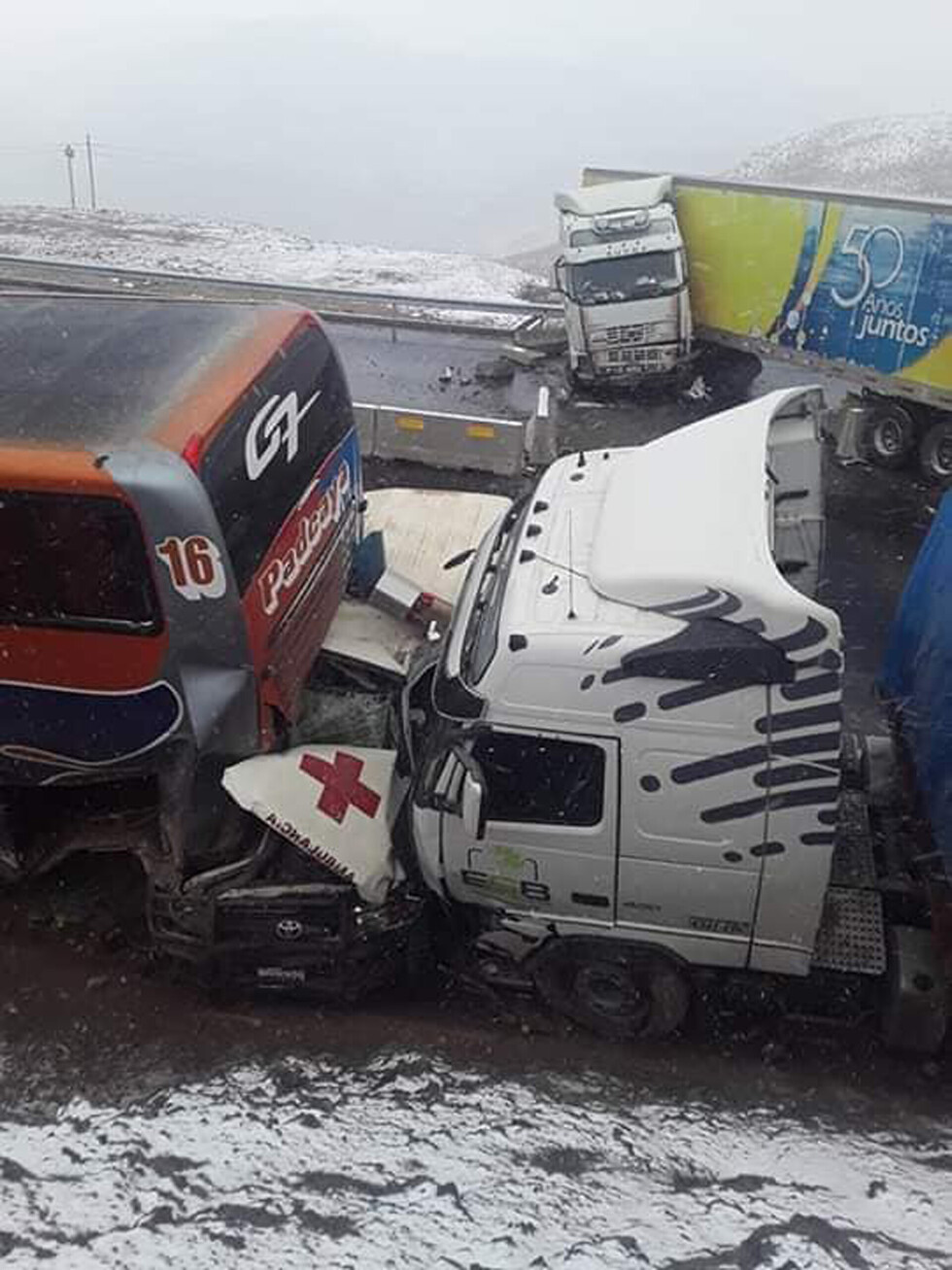 Nevada causa varios choques en la vía Cochabamba-Oruro