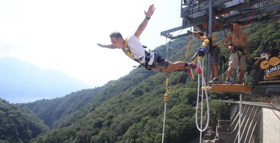 Saltó en bungee jumping y se le rompió la cuerda