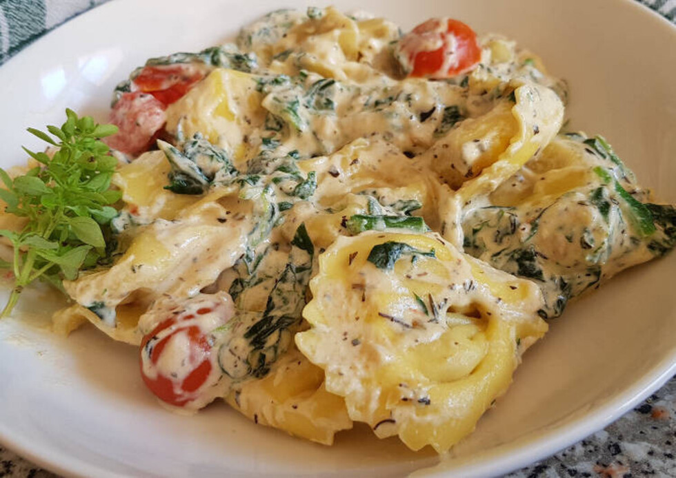 Tortellini de espinaca y tomates silvestres