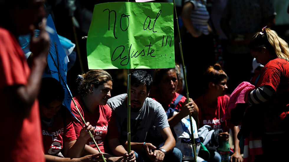 Protestan en Argentina contra políticas de ajuste