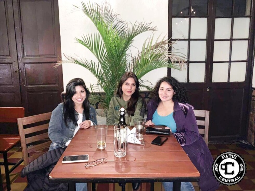 Amistad y música en el Patio Central