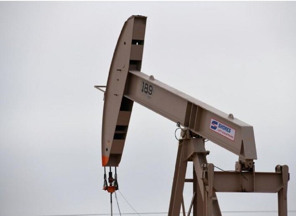 PETRÓLEO-Barril toca nuevo mínimo de siete meses por tensiones comerciales