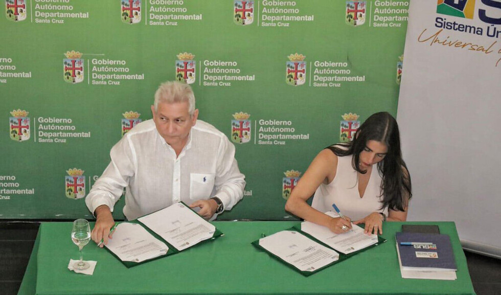 Montaño firma el SUS en Santa Cruz con Rubén Costas