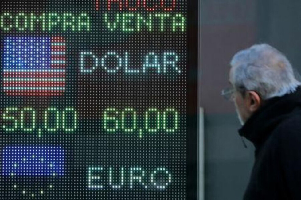 El peso argentino mantiene caída; sube riesgo país