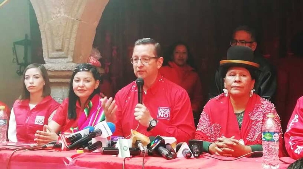 Ortiz acusa a Mesa de “chuparle las medias” al Presidente