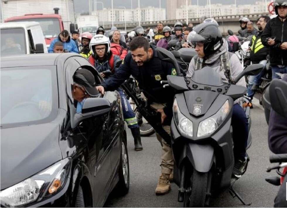 Hombre secuestra autobús en Río de Janeiro y toma decenas de rehenes