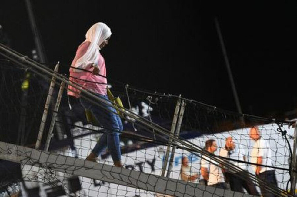 Migrantes desembarcan del Open Arms en isla italiana