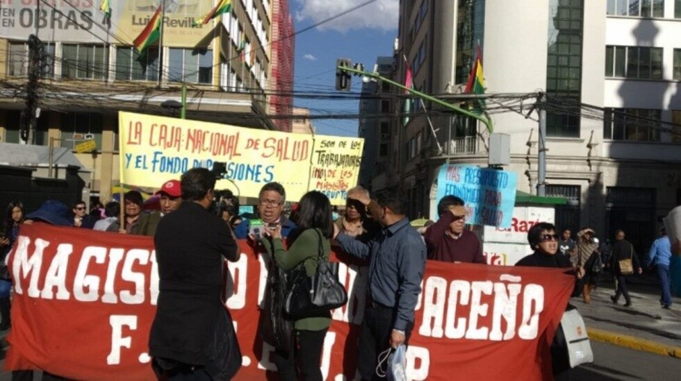 Médicos y maestros se movilizan en La Paz