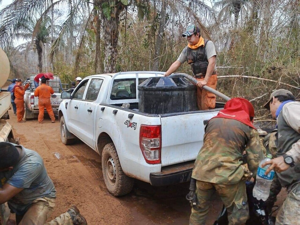 200 bomberos argentinos enviados para sofocar incendios, varados en migración