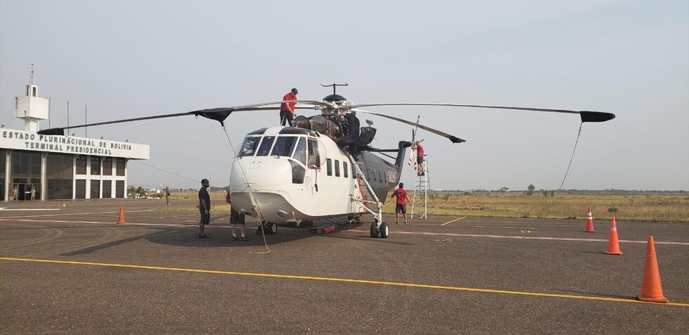 Llegan dos helicópteros Sikorsky para reforzar lucha contra el fuego en la Chiquitanía