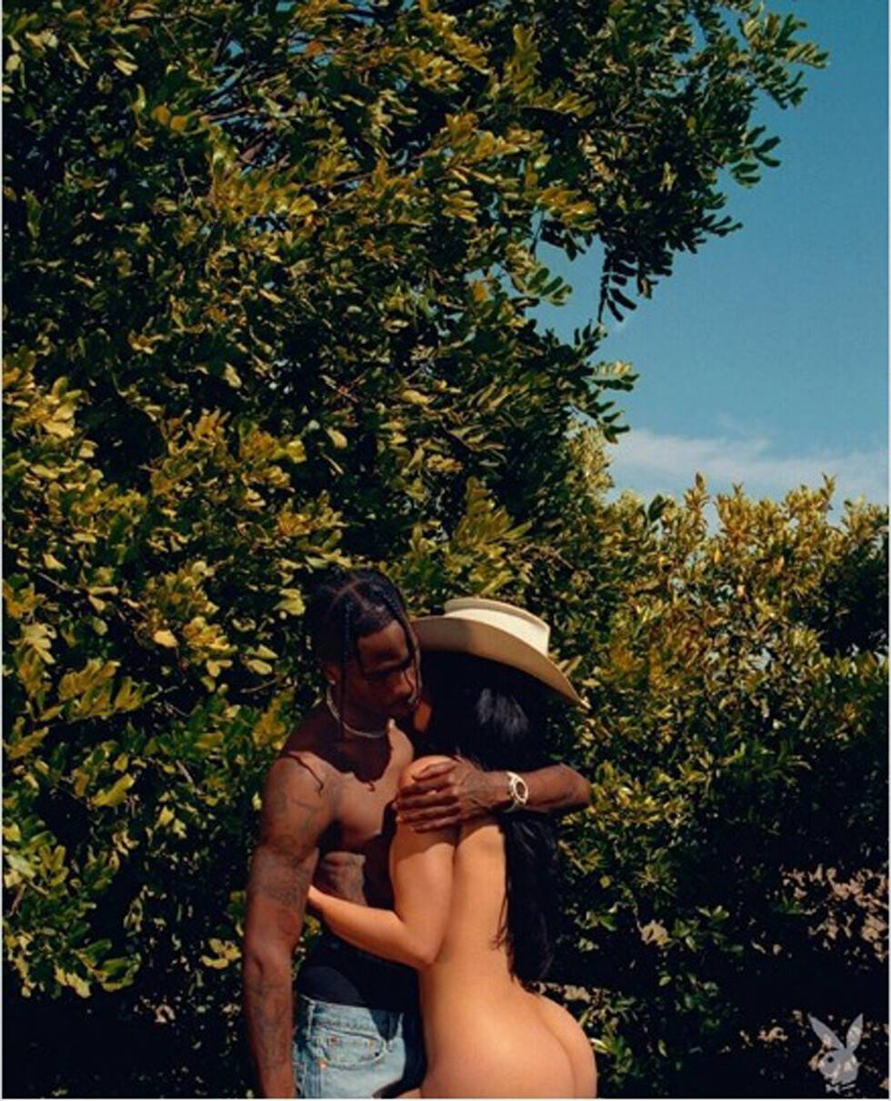 Kylie Jenner posó desnuda  junto a Travis