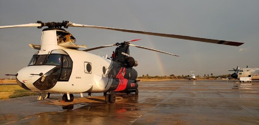 Helicópteros "Chinook" y UH-1H sofocan incendios en la comunidad de Campamento