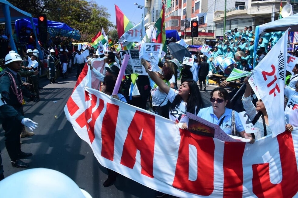 Cochabamba: Ecologistas protestan en desfile para que se declare desastre a la Chiquitanía