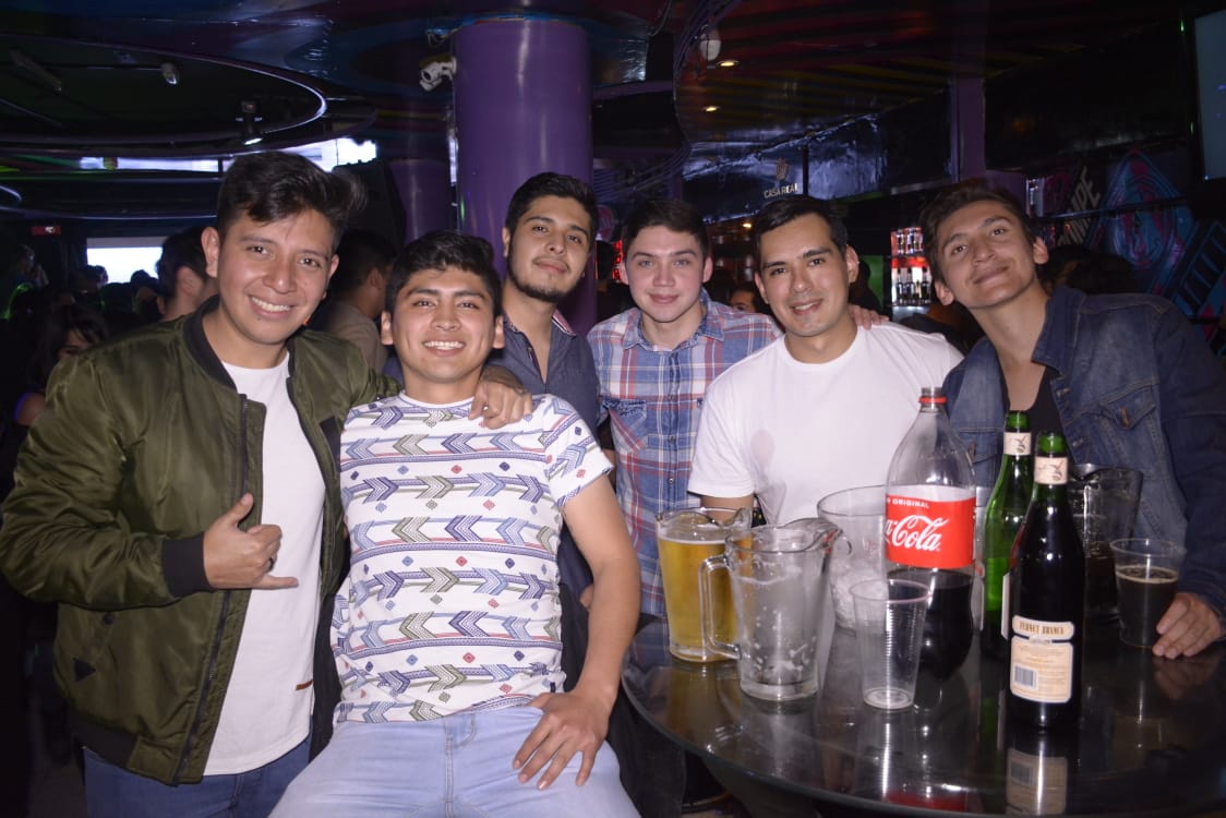 Amistad y baile en la disco