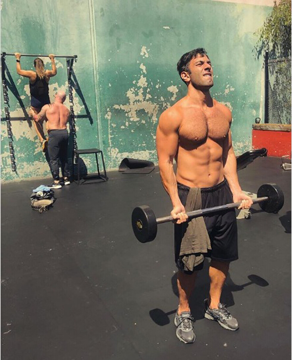 Ricky piropea  una foto de Jwan Yosef