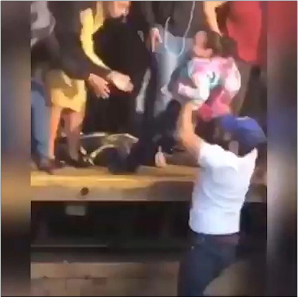 Se lanzó con su hija a las vías del tren y ella se salvó