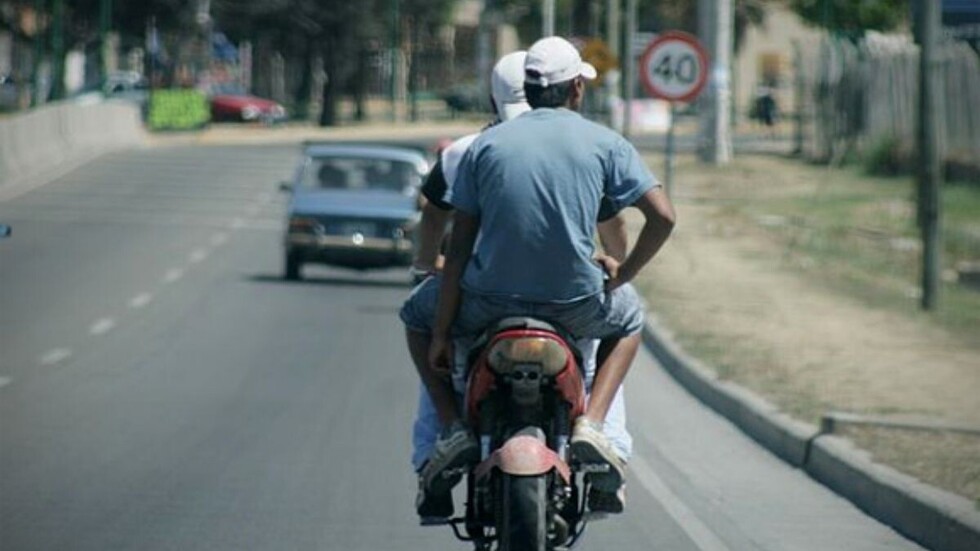 Motochorros acaban abrazados con víctima
