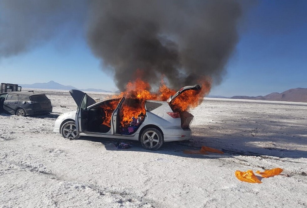Operativo de FFAA incinera 19 vehículos de contrabando en el Salar de Coipasa