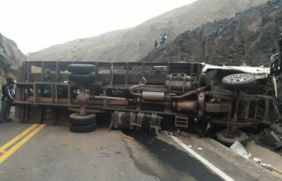 Camión choca contra un cerro y deja 18 muertos