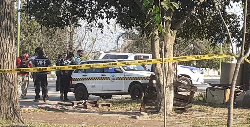 Hallan a taxista asesinado dentro de su auto