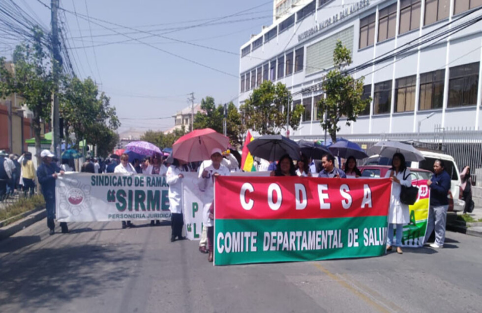 Médicos deciden ampliar paro por unos 30 días más