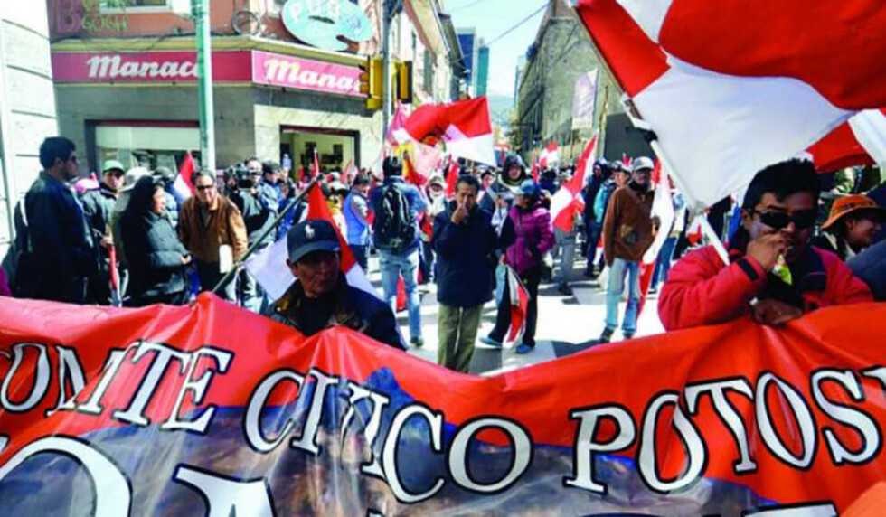 Potosí arranca la semana con un paro indefinido