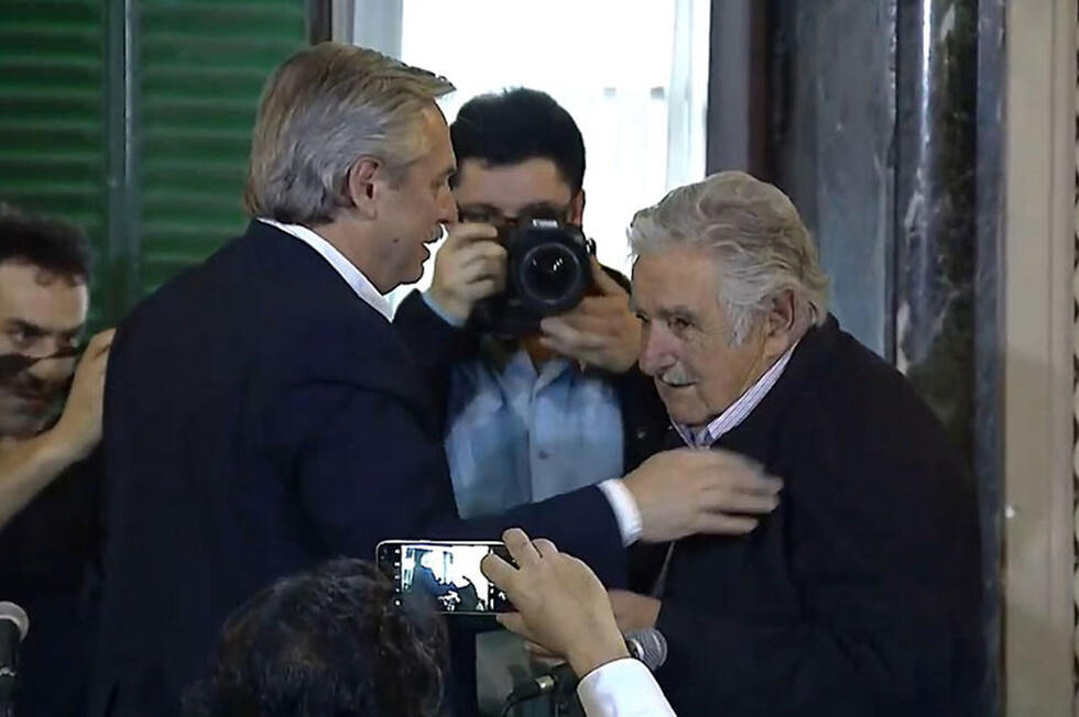 Fernández y Mujica llaman a la juventud a defender el futuro