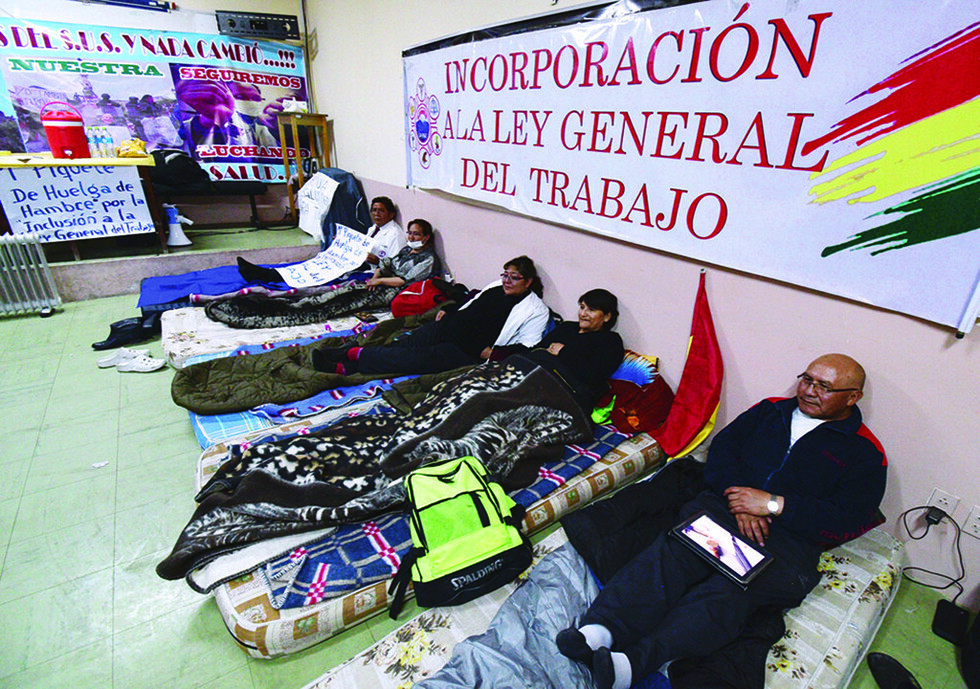 Médicos reanudan atención en hospitales por comicios